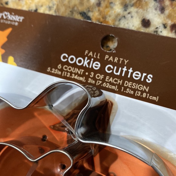 Fall Cookie Cutters, PLUS Cookie Container AND Decorative Wall Hangers - Picture 8 of 15